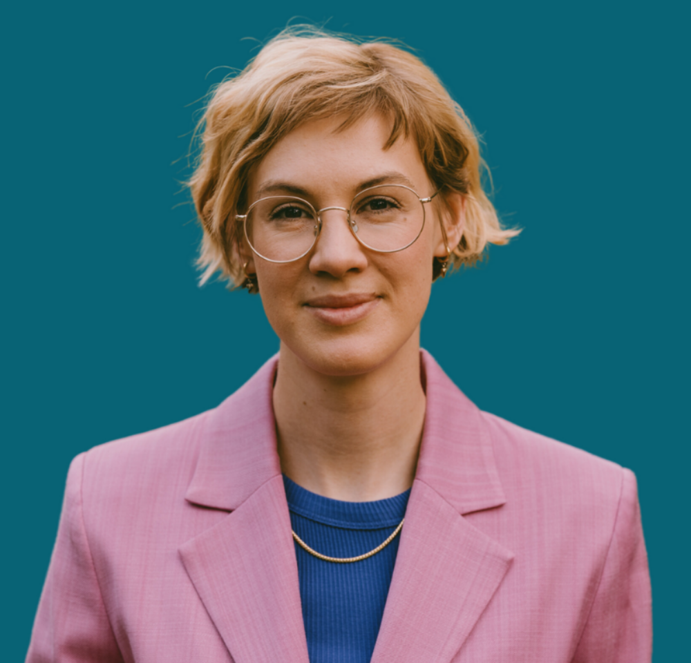 Portrait von Vera Gohla vor petrolfarbenem Hintergrund