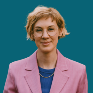 Portrait von Vera Gohla vor petrolfarbenem Hintergrund