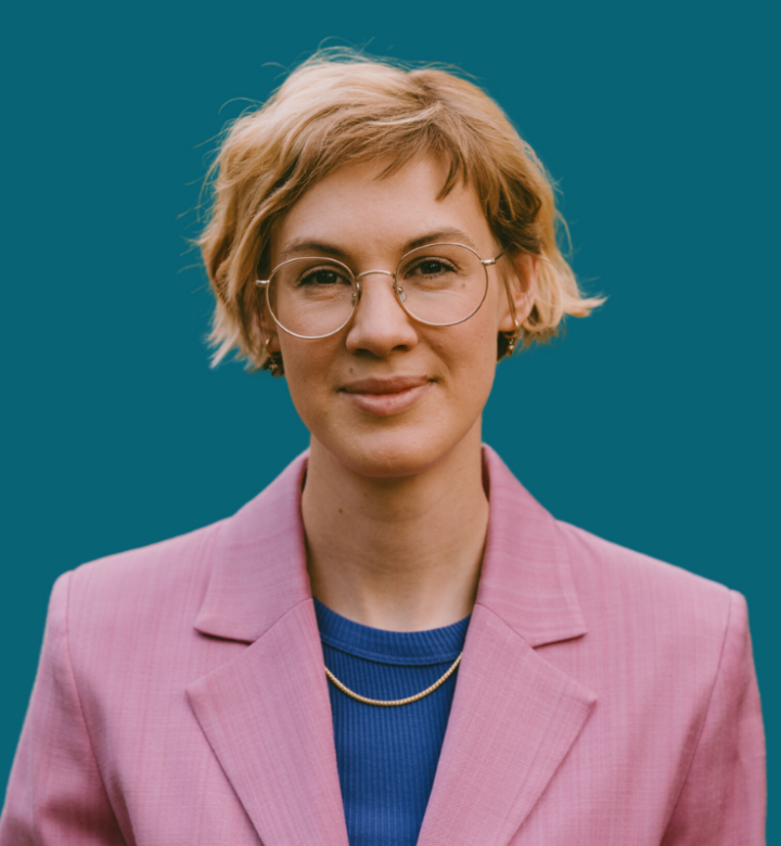 Portrait von Vera Gohla vor petrolfarbenem Hintergrund