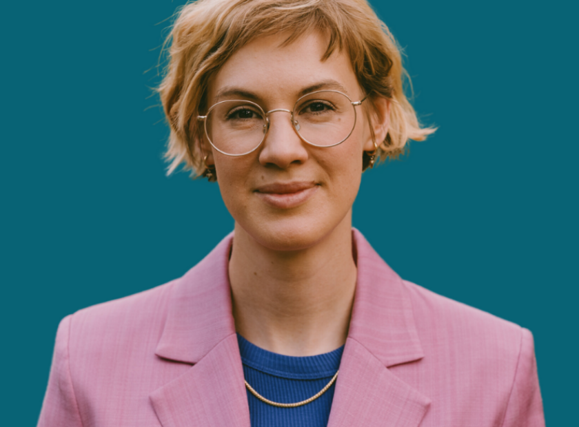 Portrait von Vera Gohla vor petrolfarbenem Hintergrund